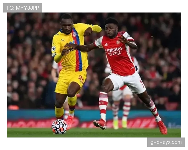 巴拉克与维埃拉在中场组织下出现结构分散与球权偏移趋势