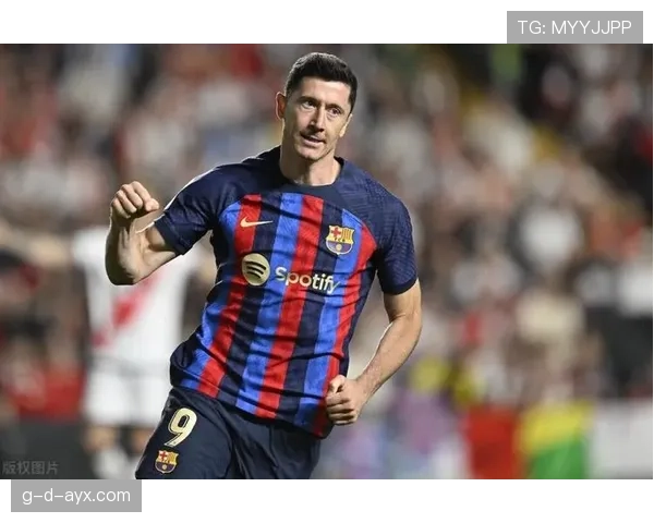 莱万的鞋柜到底藏了多少双？光看这些我就心累了...