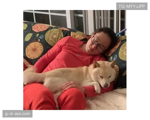 郑赛赛比你想象的还要拼，凌晨三点还能点个外卖坐沙发上练习笔记本背后的秘密太疯狂了！